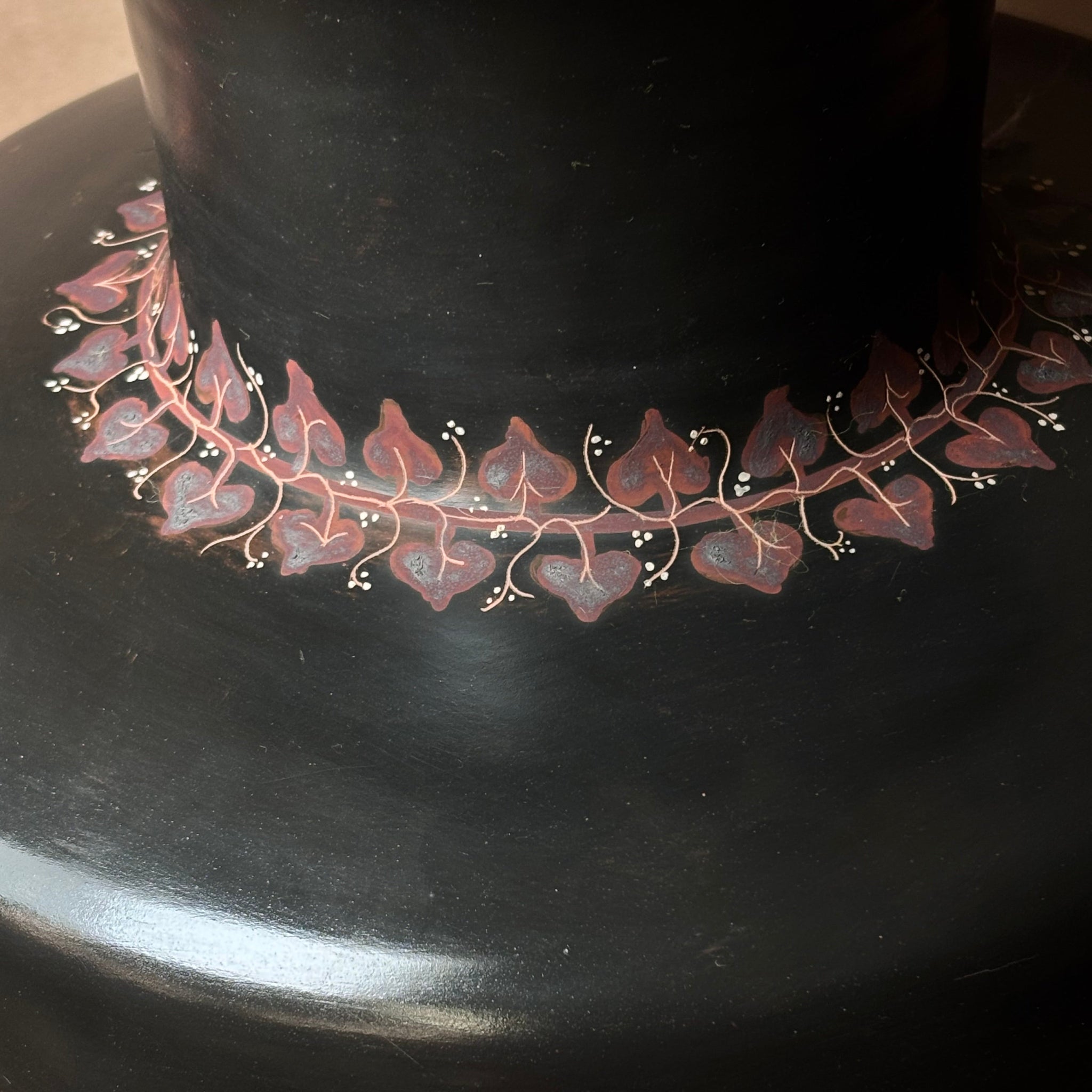 BG Archaic Hydria with ivy decoration