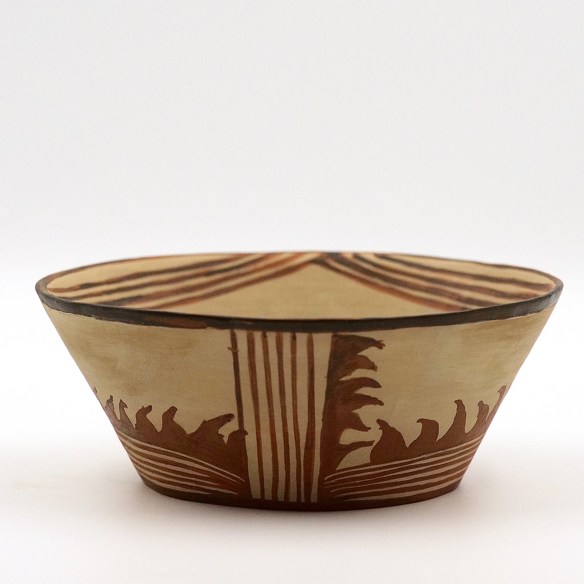 Sesklo bowl with flame decoration