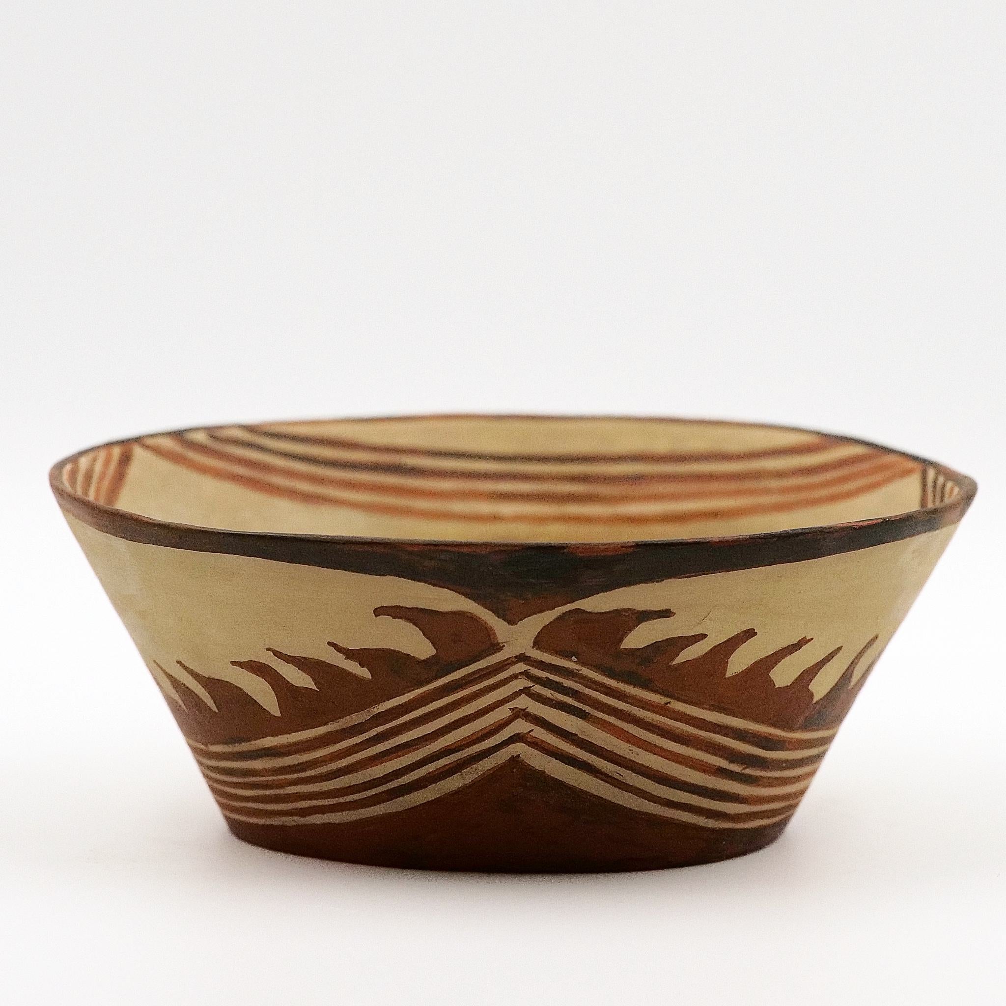 Sesklo bowl with flame decoration