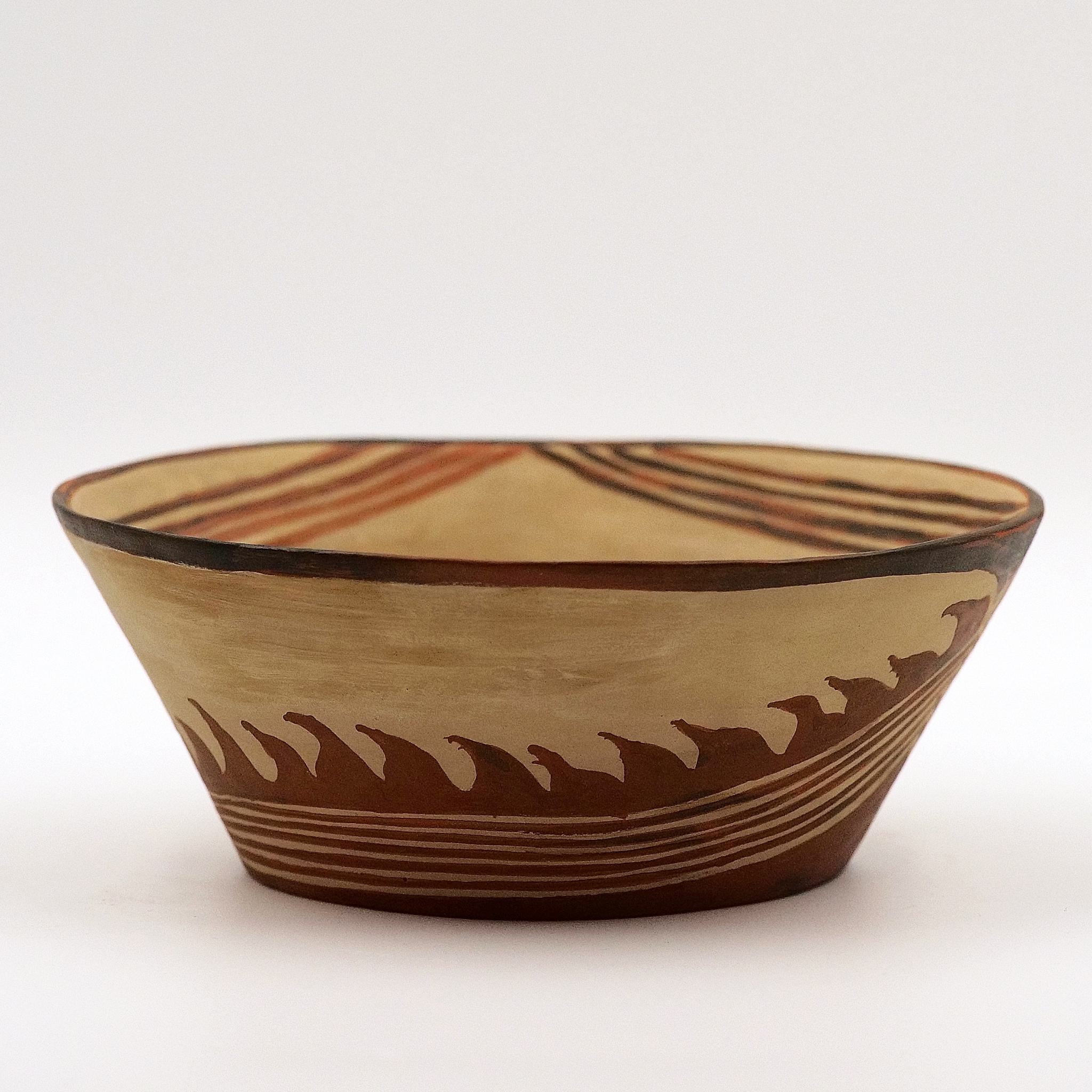 Sesklo bowl with flame decoration