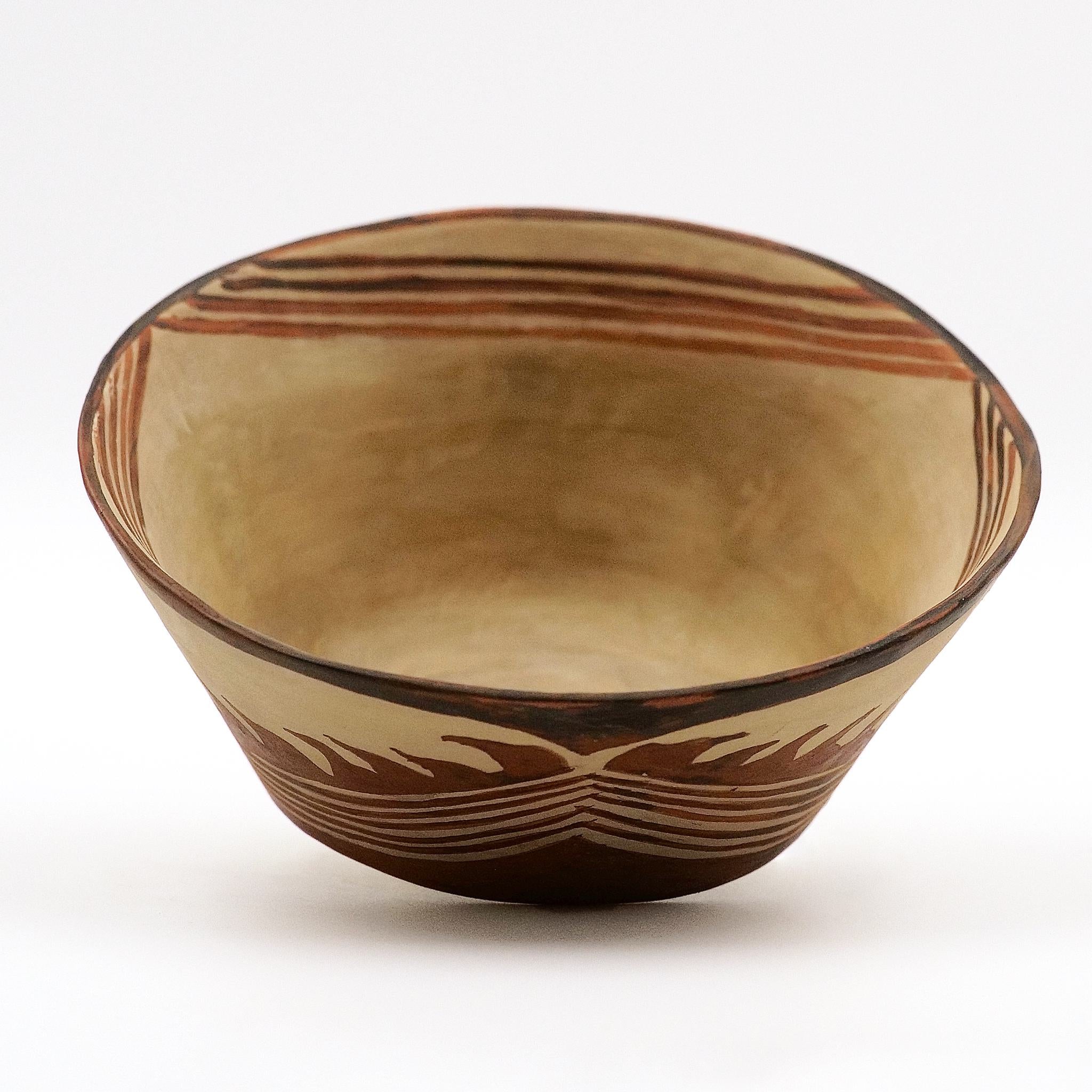 Sesklo bowl with flame decoration