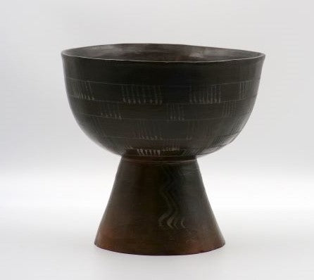 Saliagos round pedestal vase